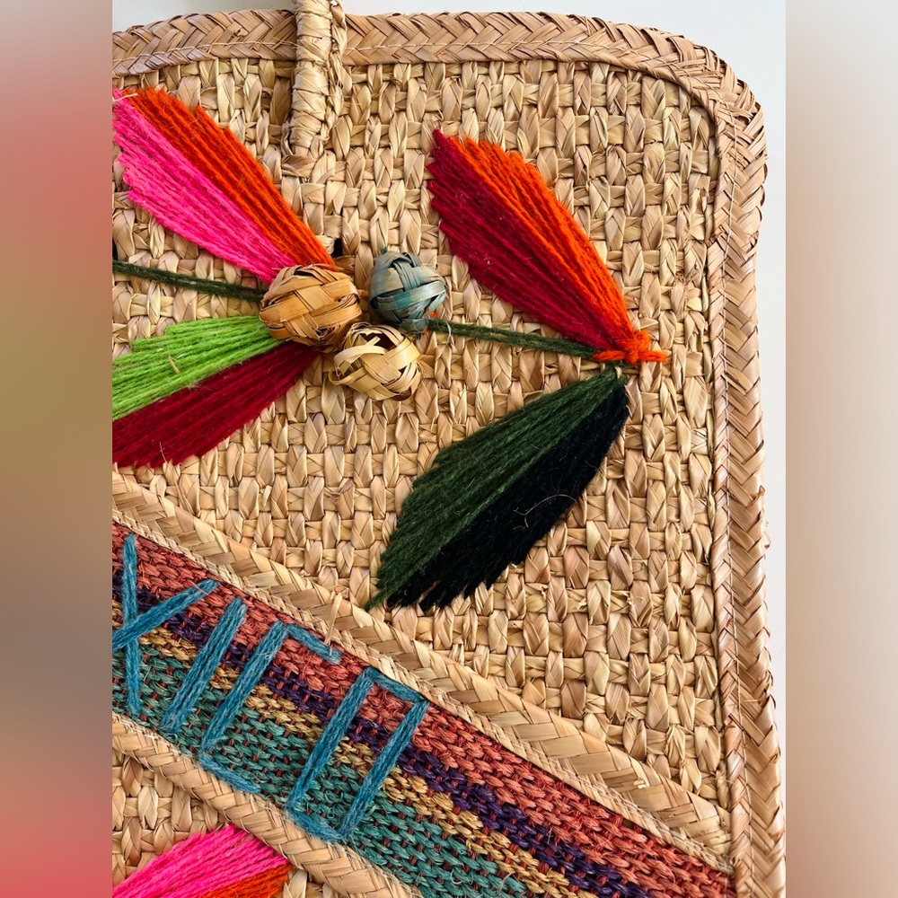 Vintage | Mexico Handcrafted Woven Straw + Yarn Bag | Handbag | Beach Bag - Picture 4 of 8